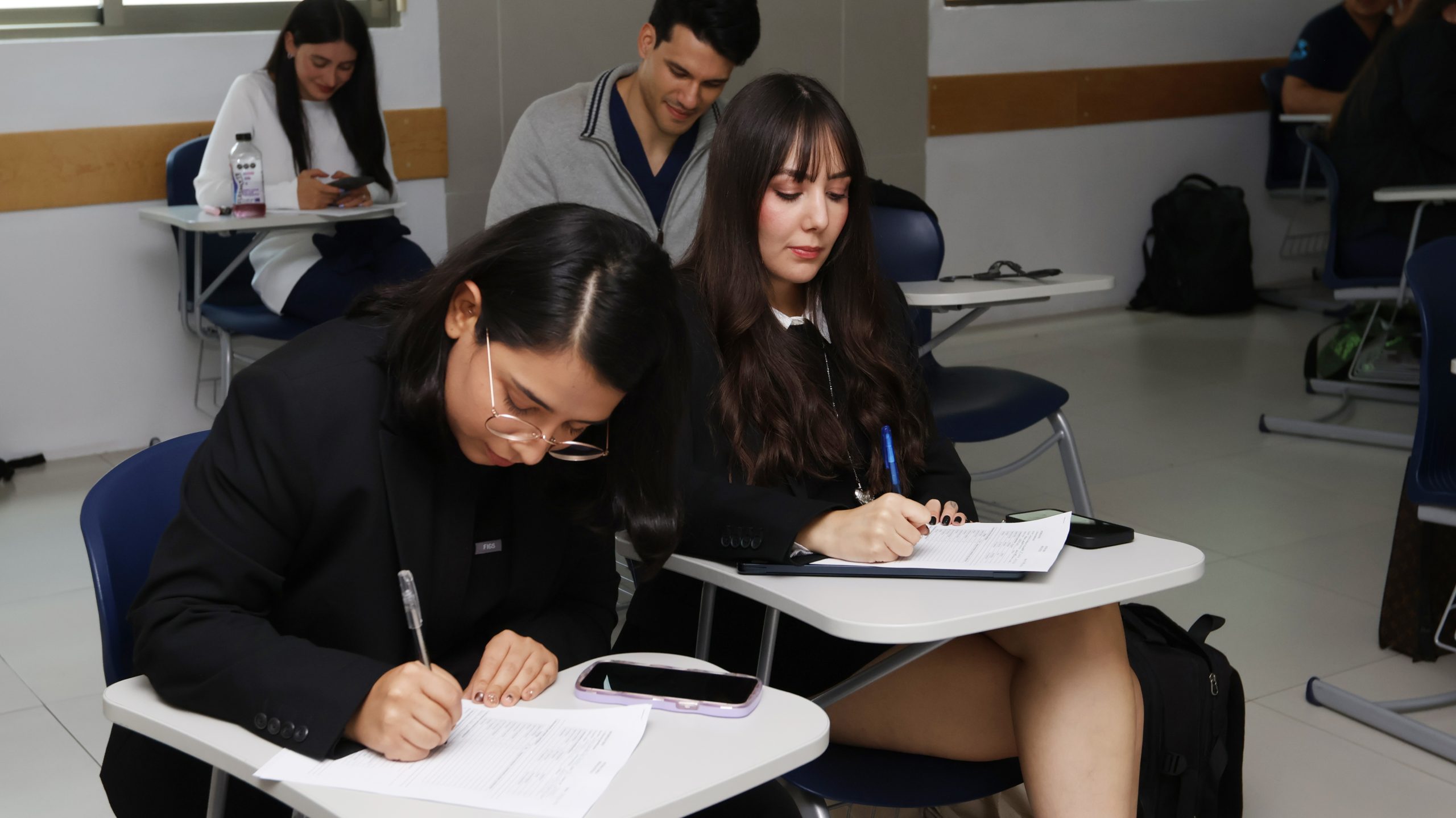 Alumnos de posgrado del IPPC durante una sesión en aula, en el Campus Ciudad de México